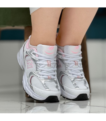 نیوبالانس ۵۳۰ سفید صورتی (New Balance 530)؛ راحتی، تهویه عالی و استایل رترو در یک قدم!